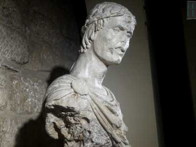 Il maniero barlettano, risalente all�XI secolo, conserva alcune importanti tracce del passaggio del sovrano, oltre all�unica scultura al mondo che ritrae l�imperatore svevo